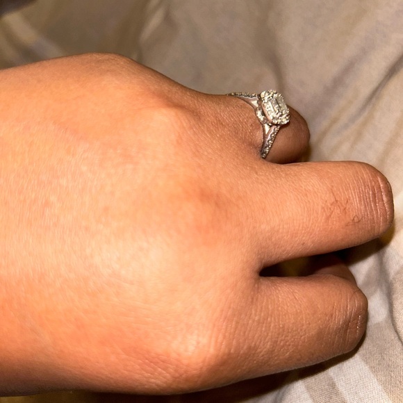 White gold engagement ring - Picture 4 of 6